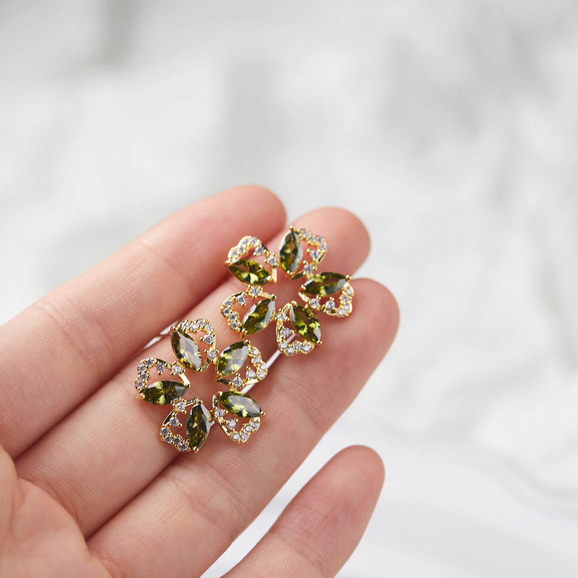 Brincos de Flor com Zircônia V - Ethnic Fashion Wear For Women avaliação e preço
